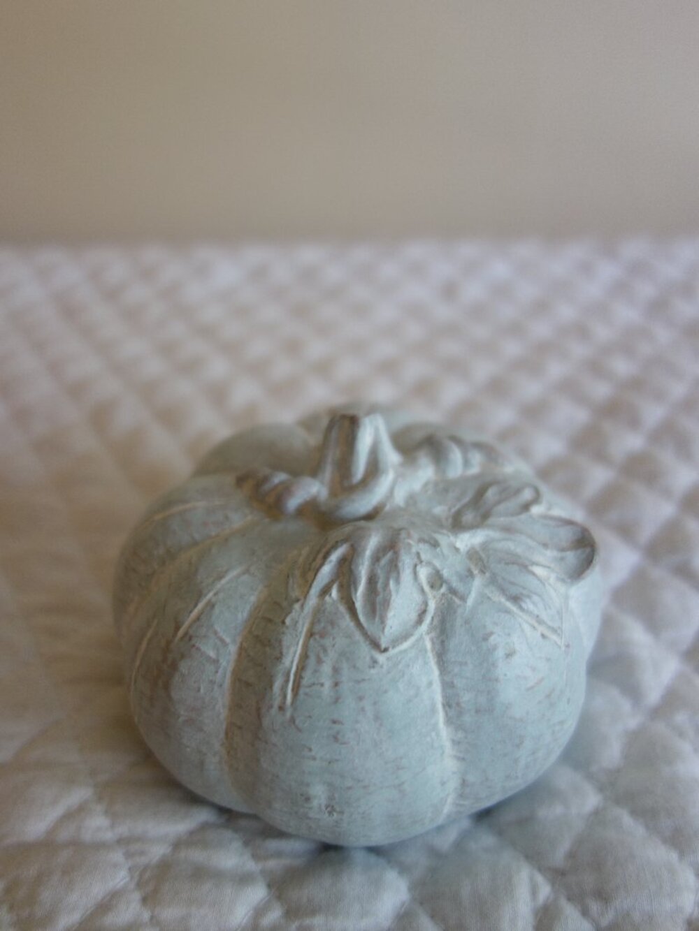 Vntg 2000 ISABEL BLOOM Short Small Greenish Hue Concrete Art Sculpture Pumpkin –